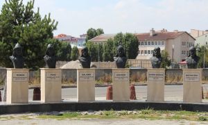 Türk büyükleri büstü
